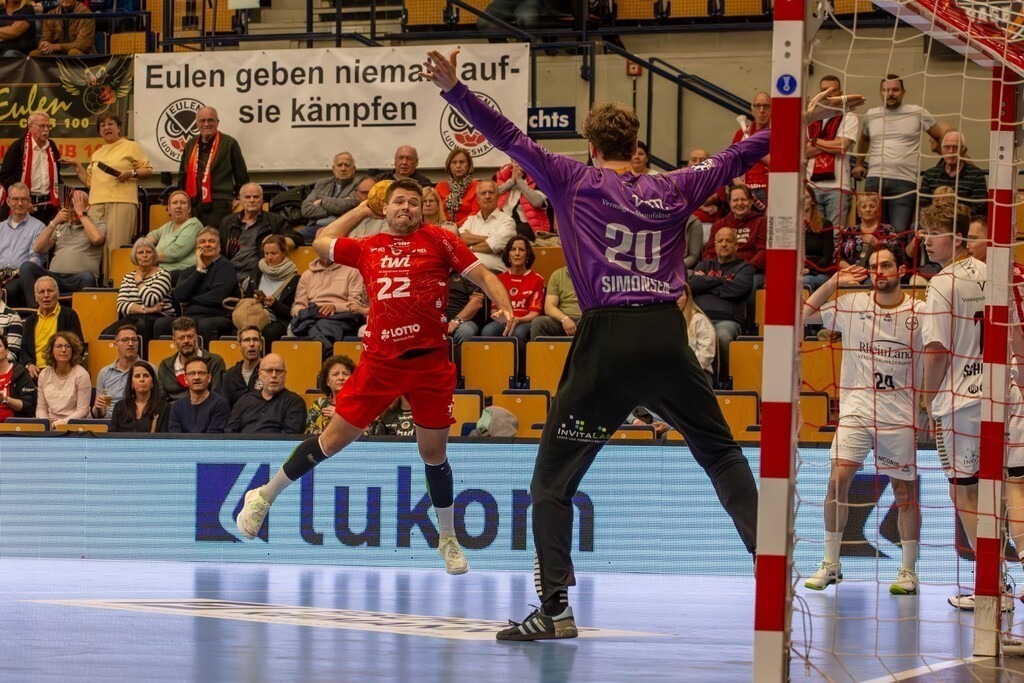 09.04.04.2024, 2. HBL, Handball-Bundesliga, 28. Spieltag): Eulen Ludwigshafen gegen TSV Bayer-Dormagen (Endstand 30:27). Kian Schwarzer (22, Eulen Ludwigshafen) zieht ab | 09.04.04.2024, 2. HBL, Handball-Bundesliga, 28. Spieltag): Eulen Ludwigshafen gegen TSV Bayer-Dormagen (Endstand 30:27). Kian Schwarzer (22, Eulen Ludwigshafen) zieht ab - Realisiert mit Pictrs.com