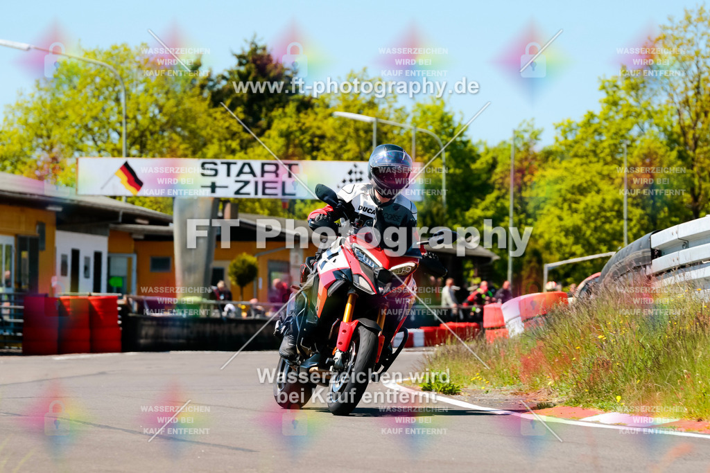 Moto-TeamOBK-21807 | Hier findet Ihr Bilder von Touristenfahrten auf der Nürburgring Nordschleife oder von anderen Veranstaltungen die ich besucht habe. Viel Spass beim Durch Schauen 