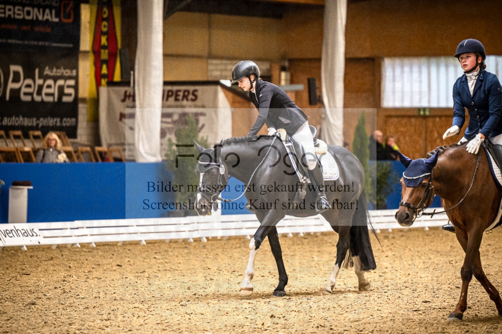 DOS_3726 | Entdecke hochwertige Reitturnierfotos von Foto Oger. Professionell, emotional und authentisch – jetzt Lieblingsmomente im Shop bestellen.Deutschlandweite Turnierfotografie. - Realisiert mit Pictrs.com