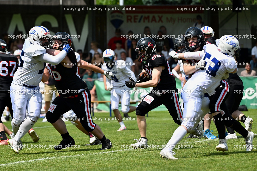 Carinthian Lions vs. Cineplexx Blue Devils | #56 Weisensteiner Laurin Carinthian Lion, #89 Fantic Philip Carinthian Lion, #87 Riedl Maximilian Carinthian Lion, Carinthian Lions vs. Cineplexx Blue Devils, Carinthian Lions vs. Cineplexx Blue Devils am 09.06.2025 in Klagenfurt (ASV Sportplatz), Austria, (Photo by Bernd Stefan)