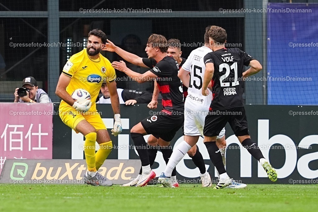 xydr03082501070 | 03.08.2025, xydrx, Fußball, 3.Liga, Viktoria Köln - FC Schweinfurt 05, Saison 2025 2026, Sportpark Höhenberg: Eduardo dos Santos Haesler (Viktoria Köln #1) und Viktoria Köln mannschaft jubeln über einen gehaltenen Elfmeter  DFB regulations prohibit any use of photographs as image sequences and or quasi-video.