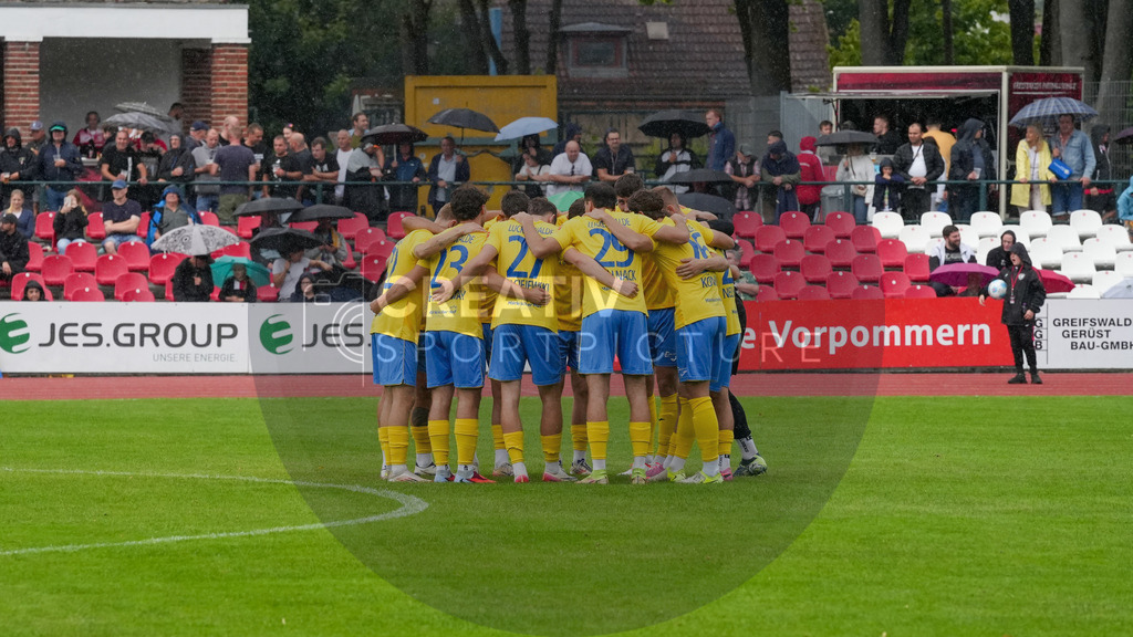 Fußball, Herren, Saison 2025/2026, Regionalliga Nordost, 9. Spieltag, Greifswalder FC vs. FSV 63 Luckenwalde, Sonntag 21.09.2025, Volksstadion Greifswald, | Fußball, Herren, Saison 2025/2026, Regionalliga Nordost, 9. Spieltag, Greifswalder FC vs. FSV 63 Luckenwalde, Sonntag 21.09.2025, Volksstadion Greifswald, Im Bild: Der Mannschaftskreis des FSV 63 Luckenwalde. - Realisiert mit Pictrs.com
