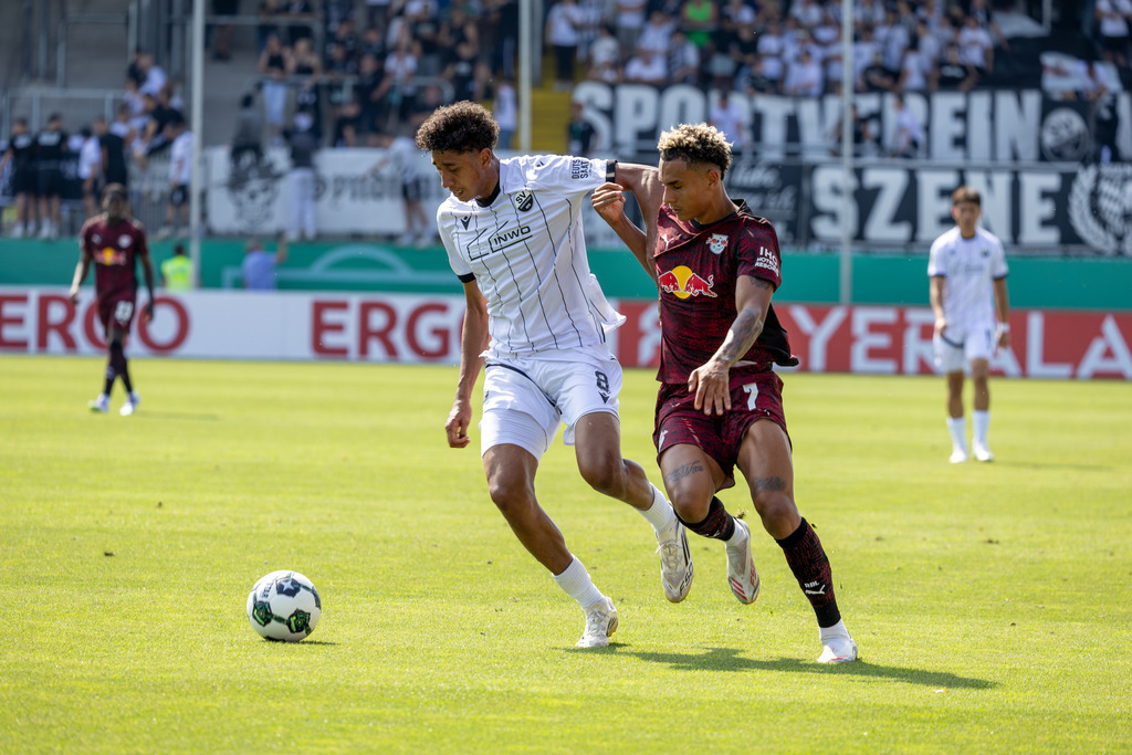 Runde)***Zweikampf zwischen Ampadu Wiafe (8, Sandhausen) und Antonio Nusa (7, Leipzig) | SV Sandhausen gegen RB Leipzig (DFB-Pokal, 1. Runde)***Zweikampf zwischen Ampadu Wiafe (8, Sandhausen) und Antonio Nusa (7, Leipzig) - Realisiert mit Pictrs.com