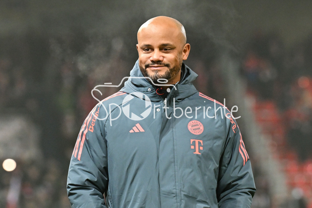 1. FC Heidenheim - FC Bayern München | HEIDENHEIM, GERMANY - 21. DECEMBER: im Bild Vincent KOMPANY Trainer FC Bayern München vor dem Bundesligamatch zwischen dem 1. FC Heidenheim und dem FC Bayern München am 15. Spieltag in der Voith-Arena / DFL REGULATIONS PROHIBIT ANY USE OF PHOTOGRAPHS AS IMAGE SEQUENCES AND/OR QUASI-VIDEO