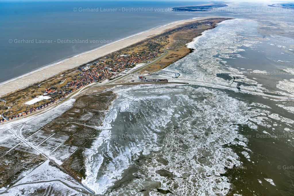 4044219 | JUIST 14.02.2021 Eisschollenstücke einer Treibeis- Schicht auf der Wasseroberfläche im Wattenmeer der Nordsee vor der Insel Juist im Bundesland Niedersachsen, Deutschland. Weiterführende Informationen bei: Inselgemeinde und Kurverwaltung Juist,  Werbegemeinschaft der Ostfriesischen Inseln GbR. // Ice floe pieces of a drift ice layer on the water surface in Wattenmeer of Nordsee vor of Island Juist in the state Lower Saxony, Germany. Further information at: Inselgemeinde und Kurverwaltung Juist,  Werbegemeinschaft der Ostfriesischen Inseln GbR. Foto: Gerhard Launer