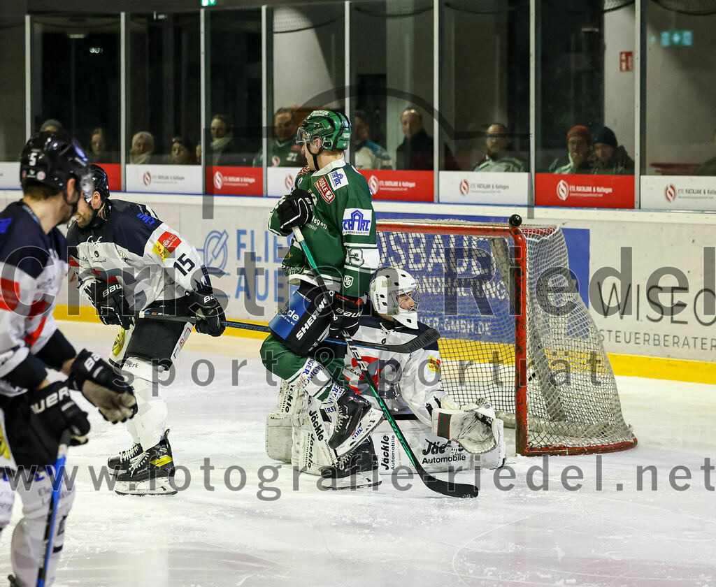 2024-01-26_091_TSV_Erding_gegen_HC_Landsberg | Erding, Deutschland, 26.01.2024:
Eishockey, Bayernliga Vorrunde 2023 / 2024, 28. Spieltag, TSV Erding gegen HC Landsberg, Endergebnis: 6:2

Markus Jänichen (HC Landsberg, #15), Michael Franz (Erding Gladiators, #13), Torwart Moritz Borst (HC Landsberg, #32)

Foto: Christian Riedel / fotografie-riedel.net