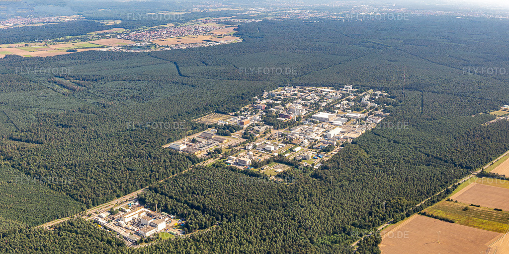 Luftbild: Forschungs- Gebäude und Bürokomplex des KIT Campus Nord (früher Kernforschungszentrum Karlsruhe). im Ortsteil Leopoldshafen in Eggenstein-Leopoldshafen im Bundesland Baden-Württemberg in Deutschland. Foto: IMG_128072-Pano.jpg vom 12.08.2021 durch Werner Riehm/FLY-FOTO.deAuflösung des Originals: 7732 x 3866 px