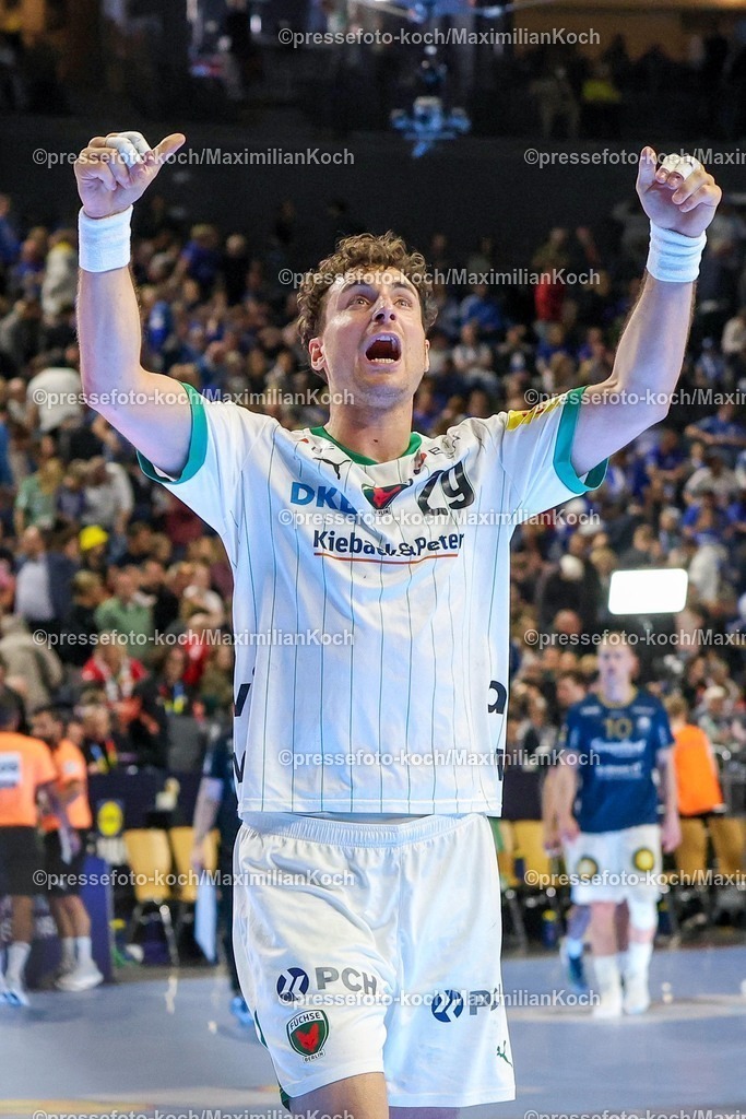 xSSCx19042602017 | 19.04.2026, xsscx, Handball, DHB-Pokal Lidl Final4, Spiel um Platz 3, TBV Lemgo-Lippe - SC Magdeburg, Saison 2025 / 2026 Herren, Lanxess Arena, Köln: Max Darj (Füchse Berlin #05) und Lukas Herburger (Füchse Berlin #29) feuern die Fans an Photo: xSandraxScherningxPressefotoKochx
