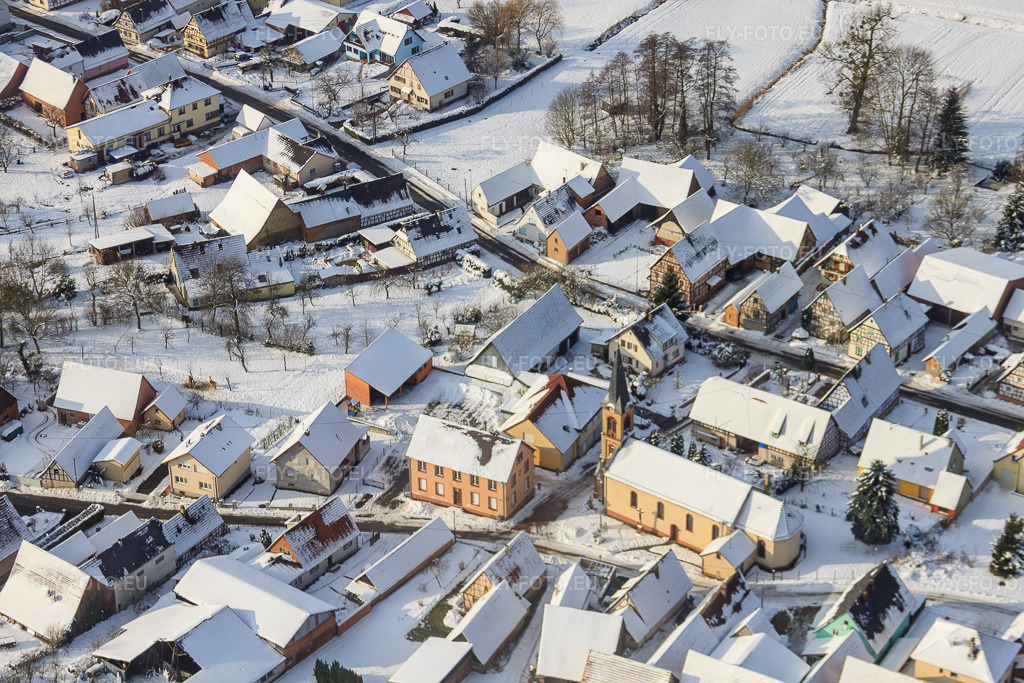 Vue aérienne: L'église Saint-Laurent en hiver, sous la neige à Siegen dans le département Bas Rhin, France – .Photo: IMG_36236.jpg prise le 02/01/2011 par Werner Riehm/FLY-FOTO.eu – Résolution de l'original: 4752 x 3168 px