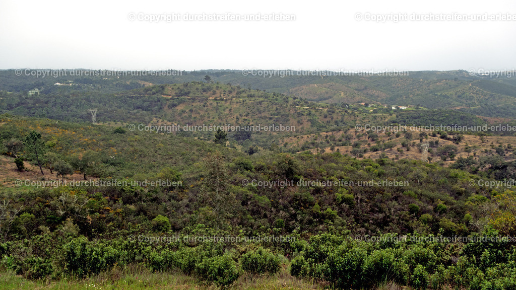 Ausblick von der Casa dos Cantoneiros de Barranco do Velho in die Serra do Caldeirão, Algarve | Ausblick von der Casa dos Cantoneiros de Barranco do Velho nahe Cortelha in die Serra do Caldeirão Algarve - Realisiert mit Pictrs.com
