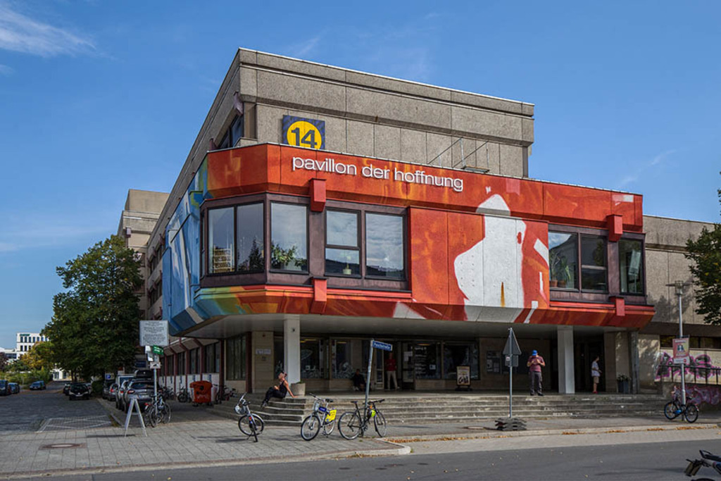 Pavillon der Hoffnung - Halle 14 auf der Alten Messe | Entdecke über 20 Kategorien Leipzig-Motive: Foto-Downloads, hochwertige Poster, Leinwand- & Fine-Art-Prints. Jetzt Lieblingsfoto im Bildlexikon Leipzig Shop bestellen!