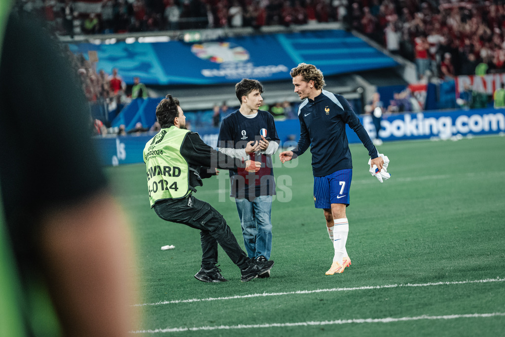 Fußball | Herren | UEFA-Fußball-Europameisterschaft 2024 | Gruppe D | Österreich vs. Frankreich | 17.06.2024 | Ein Junger Fan stürmt aufs Feld zu Antoine Griezmann (#7, Frankreich)