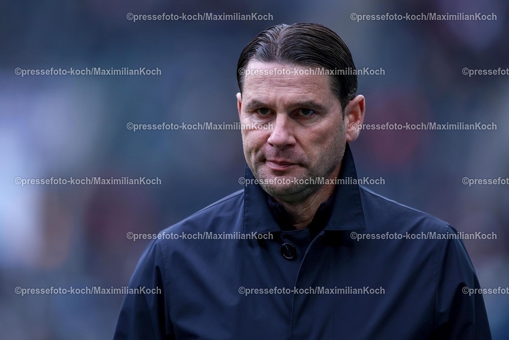 BMG21022502101 | 22.02.2025, Fußball, Borussia Mönchengladbach - FC Augsburg, 1. Fußball Bundesliga, Borussia-Park, Saison 2024 2025: Trainer Gerardo Seoane (Cheftrainer Mönchengladbach) angespannt vor dem SpielDFB regulations prohibit any use of photographs as image sequences and or quasi-video.