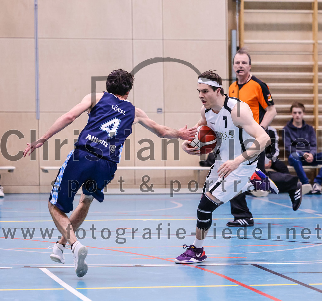 2022-04-03_057_TSV_Vaterstetten_gegen_SV_Weissblau-Allianz_Muenchen | Vaterstetten, Deutschland, 03.04.2022:
Basketball, Bezirksoberliga Herren 2021 / 2022, 14. Spieltag, TSV Vaterstetten gegen SV Weißblau-Allianz München, Endergebnis: 86:54

Rico Loebel (SV Weißblau-Allianz München, #4), Bastian Heckner (TSV Vaterstetten, #7)

Foto: Christian Riedel / fotografie-riedel.net