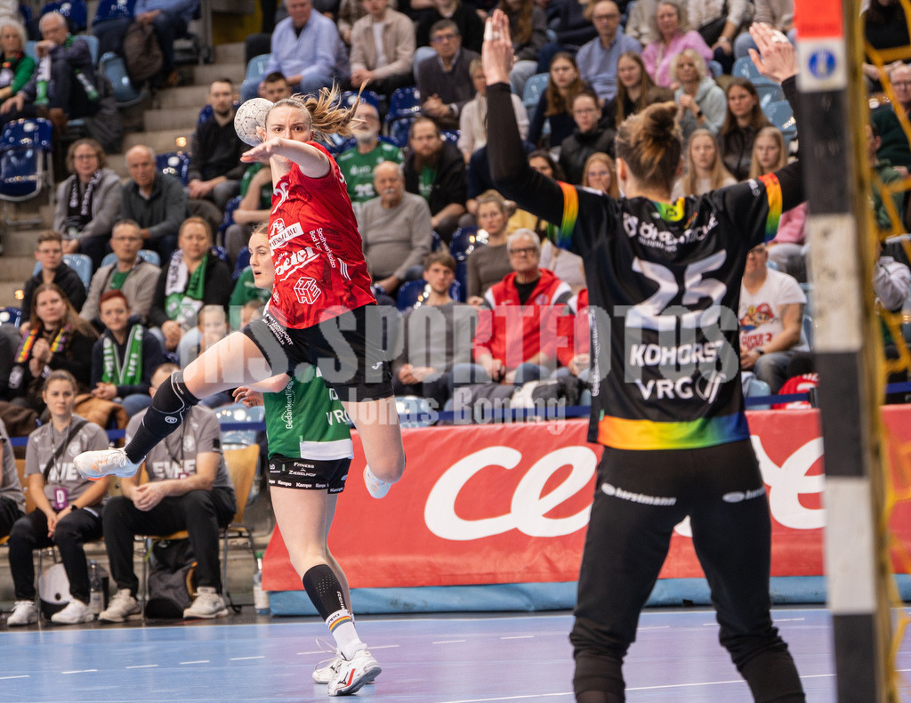 Handball I Frauen I Saison 2025-2026 I 1. HBF I 17. Spieltag I VFL Oldenburg - Thüringer HC I 0293 | Anna Szabo (26, Thüringer HC) gegen Madita Kohorst (25, VfL Oldenburg) - Realisiert mit Pictrs.com