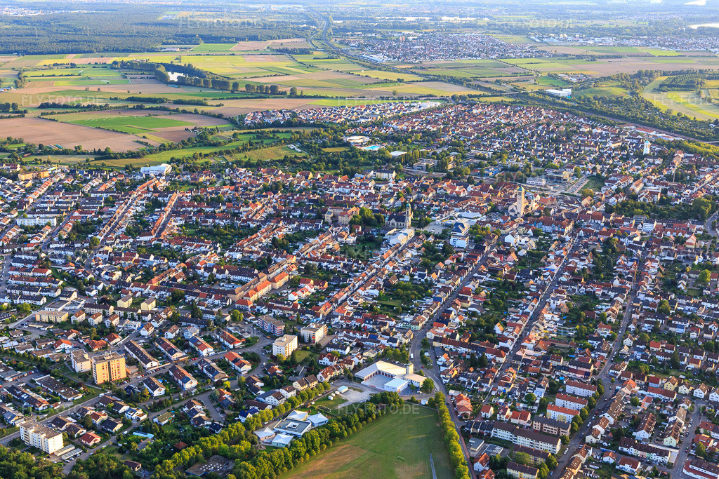 Luftbild: Ortsansicht aus Nordosten mit Freiwillige Feuerwehr Hockenheim und Gemüsehof Schmitt am Parkplatz P1 des Hockenheimring in Hockenheim im Bundesland Baden-Württemberg in Deutschland. Foto: IMG_102554.jpg vom 24.08.2017 durch Werner Riehm/FLY-FOTO.de