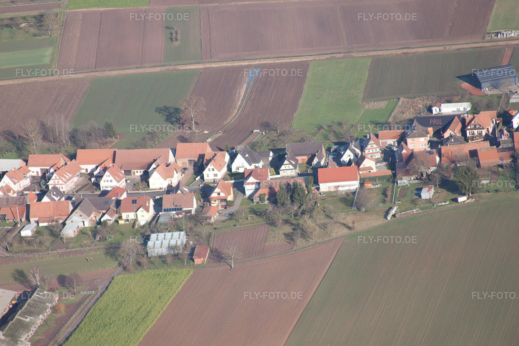 Luftbild: Rue Principale aus Süden in Schleithal im Bundesland Bas-Rhin in Frankreich. – Foto: IMG_48494.jpg vom 11.12.2011 durch Werner Riehm/FLY-FOTO.de – Auflösung des Originals: 4752 x 3168 px