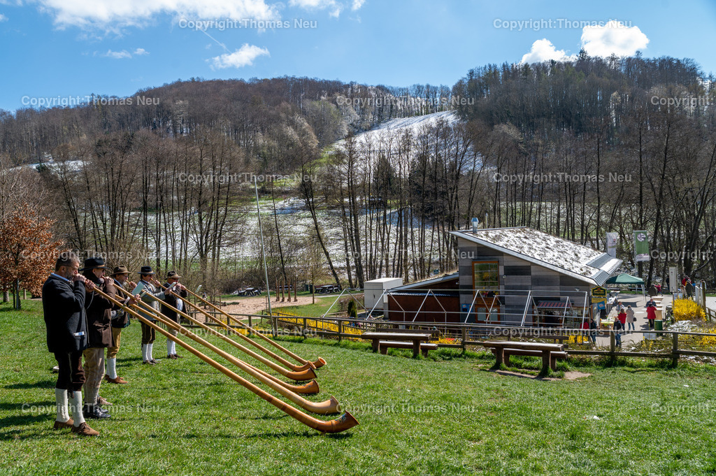 DSC_4602 | Festakt 15 Jahre Felsenmeer-Informationszentrum in Reichenbach, Alphornbläser vor dem FIZ , Bild: Thomas Neu