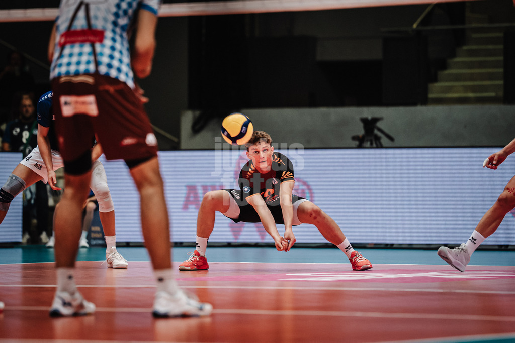 Volleyball | Herren | Saison 2025/2026 | Volleyball Ligacup | VfB Friedrichshafen vs. WWK Volleys Herrsching | 12.10.2024 | Lucas Huckle (#10, VfB Friedrichshafen) nimmt den Ball an