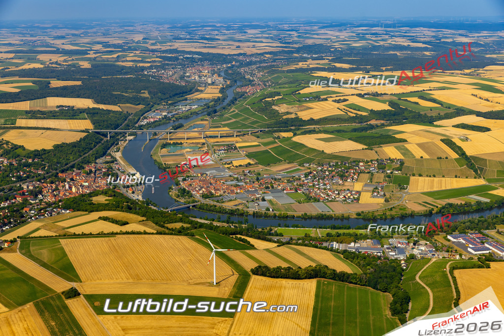 Das Luftbild zeigt :  Segnitz - Die Luftaufnahme wurde 2023 vom UL-Flugzeug aus erstellt ( keine Drohne ) - Hochauflösende Luftaufnahme - Für grossformatige Ausdrucke geeignet. Die Geschenkidee !Mit Lizenz und Bildrechte bestellbar