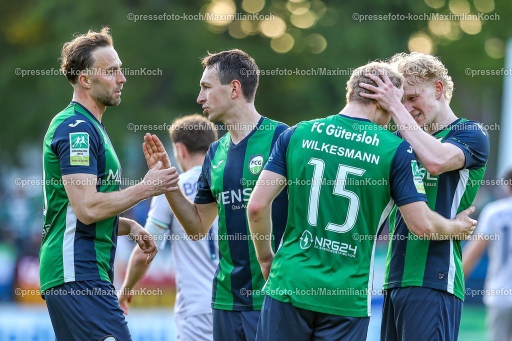xKWIx08052601015 | 2026.05.08, xkwix, Fußball, Regionalliga West, FC Gütersloh -  VfL Bochum II, Heidewaldstadion (Ohlendorf Stadion im Heidewald), 33.Spieltag, Saison 2025 / 2026: Tor zum 1:0 durch Len Wilkesmann (FC Gütersloh #15) der Jubelt mit Niklas Frese (FC Gütersloh #35) Fynn Arkenberg (FC Gütersloh #33) Julius Langfeld (FC Gütersloh #10) DFB regulations prohibit any use of photographs as image sequences and or quasi-video. Photo: xKamilxWilkowskixPressefotoKochx