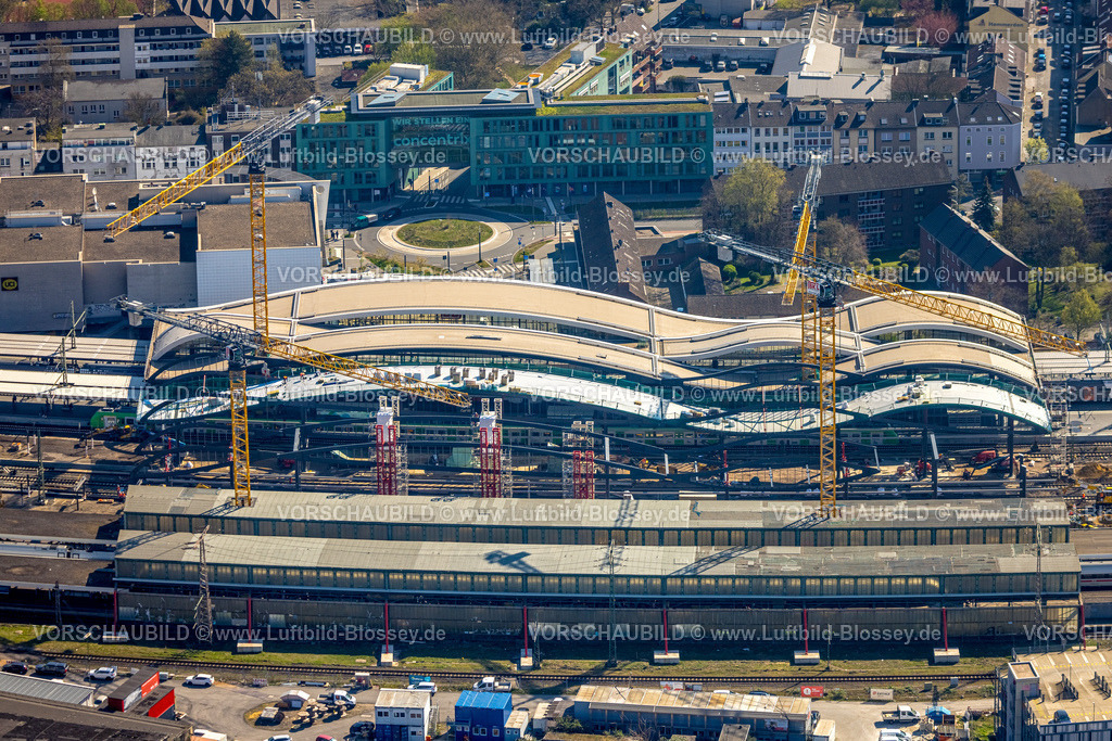 Duisburg250402587 | Luftbild, Hauptbahnhof Hbf Großbaustelle mit Neubau Gleishalle und Bahnhofsvorplatz Ost, Bauarbeiten Bahnhofsdach (Die Welle), Dellviertel, Duisburg, Ruhrgebiet, Nordrhein-Westfalen, Deutschland