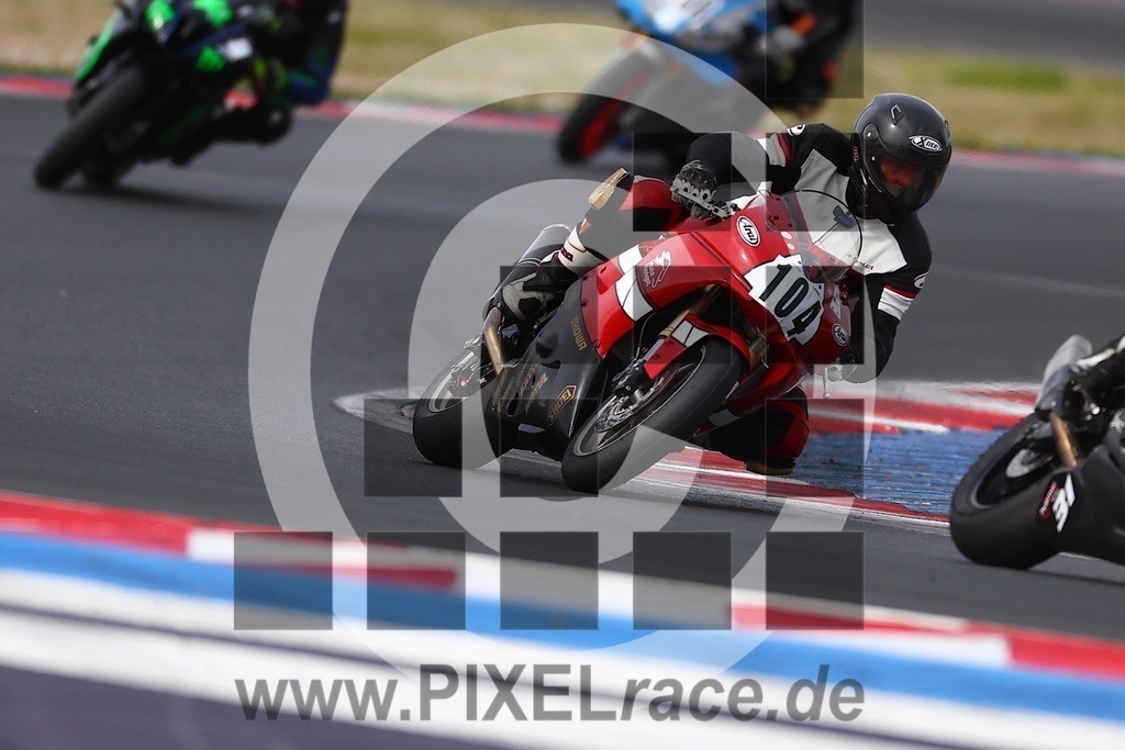 0104-20260331_00904 | Schöne Erinnerungen an spannende Momente - das festzuhalten ist unser Job. PIXELrace.de ist seit 2003 auf den Rennstrecken Europas unterwegs um die Action draußen beim Fahren und die wunderbare Stimmung imm Fahrerlager für euch einzufangen.