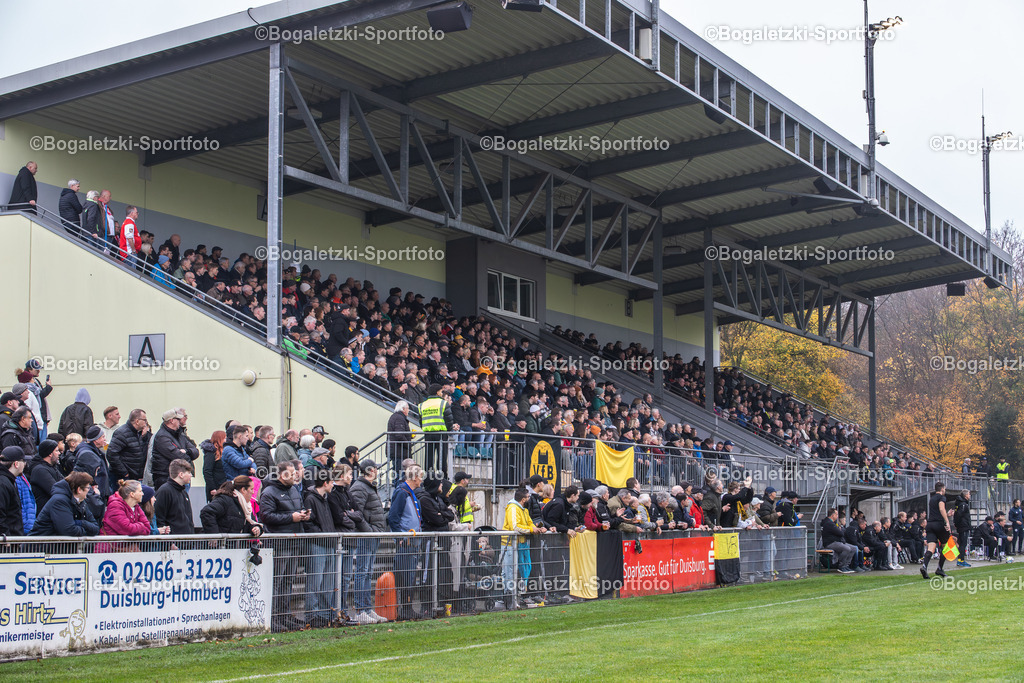 Haupttribüne PCC-Stadion | 15.11.2025, Fussball, Niederrheinpokal, VfB Homberg - Rot-Weiß Oberhausen: Die gut gefüllte Haupttribüne des PCC-Stadion - Realisiert mit Pictrs.com