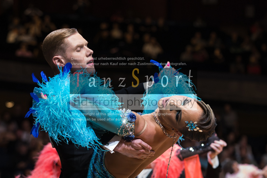 20250820_WDSF Standard Rising Stars R3-3297 | Tanzsportbilder, Standardtanz, Lateintanz, WDSF, DTV, LTVB, dancecomp, goc, hessen tanzt, blaues band der spree, walzer, tango, wiener walzer, slowfox, quickstepp, samba, rumba, cha-cha-cha, paso doble. jive, hd-kroft photography, turniertanzsport