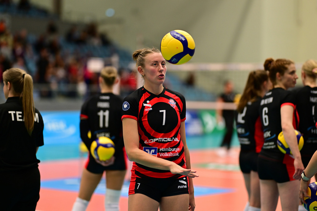 Volleyball I Frauen I Saison 2025-2026 I Bundesliga I 1. Spieltag I ETV Hamburger Volksbank Volleys - Allianz MTV Stuttgart | Leonie Körtzinger (7, ETV Hamburger Volksbank Volleys) - Realisiert mit Pictrs.com
