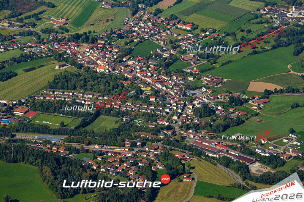 Das Luftbild der Stadt Lam wurde 2021 vom Flugzeug heraus erstellt (keine Drohne) Aufnahmehöhe ca.450 Meter- hohe Bildauflösung und Druck-Qualität garantiert!