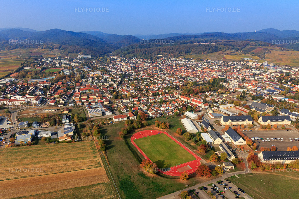 Luftbild: Sportplatz an der ehemaligen Mackensen-Kaserne in Bad Bergzabern im Bundesland Rheinland-Pfalz in Deutschland. Foto: IMG_112152.jpg vom 20.10.2018 durch Werner Riehm/FLY-FOTO.de