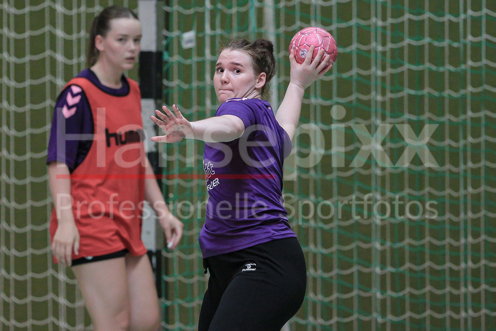Handball, 2. Bundesliga Frauen, Training SV Werder Bremen | v.li.: Leonie Schumacher (Torhüterin, Torwart, SV Werder Bremen, 12) am Ball, Spielszene, Aktion, Action