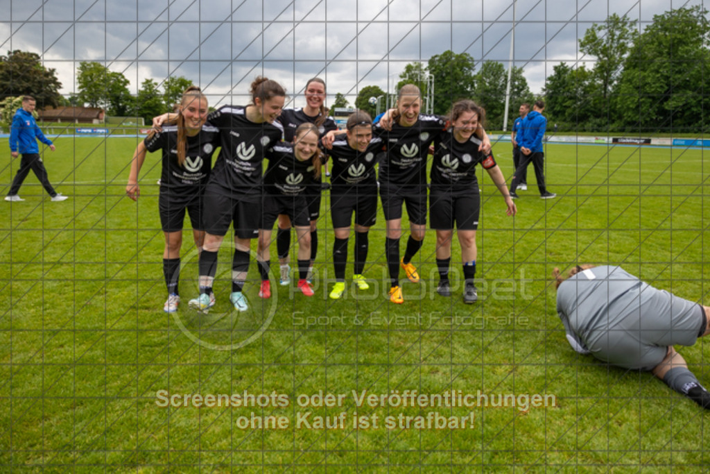 20250529_151057_1802 | #,  SGM Wendlingen-Ötlingen II (blau) vs. 1.FC Donzdorf II (schwarz), Fussball, Frauen-Bezirkspokal Finale Saison 2024/2025, Rasenplatz VfL Stadion Kirchheim, Jesinger Straße 105, 73230 Kirchheim, 29.05.2025 - 13:00 Uhr,Foto: PhotoPeet-Sportfotografie/Peter Harich