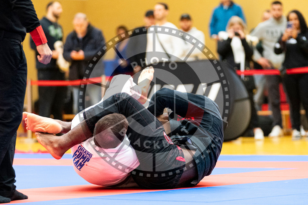 20231118PBB10351 | Fighters compete during the AJP Tour 600 Frankfurt Championship in Frankfurt/Main, Germany, on November 18, 2023.