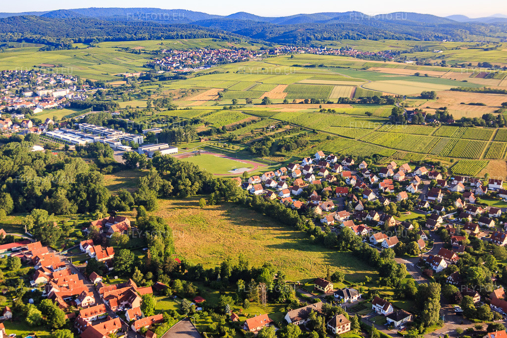 Vue aérienne: Vue de la ville depuis le sud-est à le quartier Altenstadt in Wissembourg dans le département Bas Rhin, France – .Photo: IMG_089938.jpg prise le 26/06/2016 par Werner Riehm/FLY-FOTO.eu – Résolution de l'original: 5472 x 3648 px