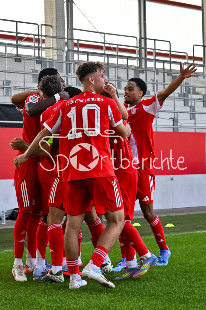 FC Bayern München U19 - SpVgg Unterhaching U19 | Jubel der Bayern nach dem Treffer zum 2-1 durch Aristide HENTCHO NSEKE (FC Bayern U19 #17) / Tor / Torschuetze / Freude / Happy / U19 DFB-Nachwuchsliga: FC Bayern München U19 - SpVgg Unterhaching U19; FC Bayern Campus am 10.08.2025