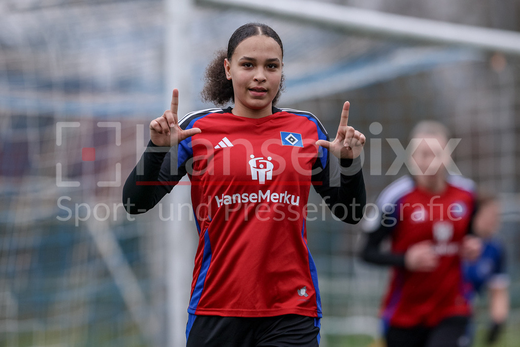Fussball, Testspiel Frauen, Hamburger SV - 1. FFC Turbine Potsdam | v.li.: Torschützin Lisa Baum (Hamburger SV, 11) mit Torjubel, Jubel, jubeln, jubelt, optimistisch, Spielszene, Highlight, Freude über das Tor zum 1:0