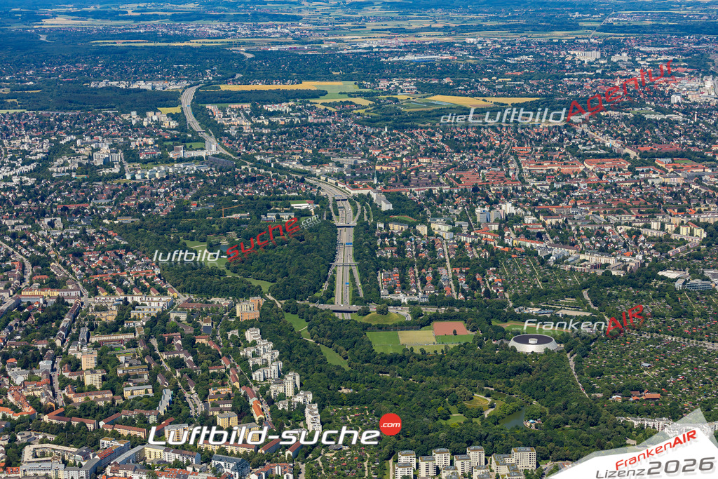Aktuelles Luftbild von Westpark München - Die Luftaufnahme wurde 2022 mittels UL-Flugzeug erstellt ( keine Drohne ) - hochauflösende Kamera-Systeme von  Canon -Beste Qualität - Für grossformatige Ausdrucke geeignet. Die Geschenkidee !