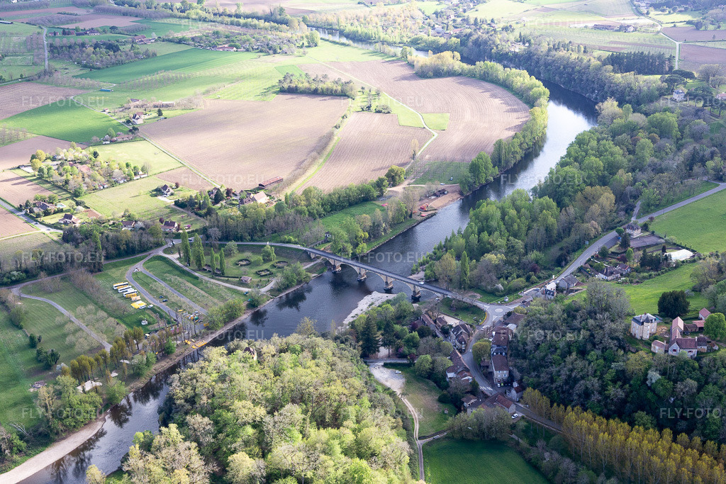 Vue aérienne: Pont de la Dordogne à Vitrac dans le département Dordogne, France. Photo: IMG_113413.jpg prise le 16/04/2019 par Werner Riehm/FLY-FOTO.euRésolution de l'original: 5472 x 3648 px