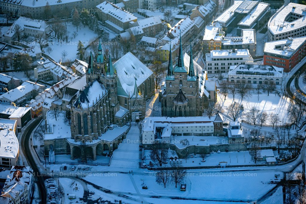 4045057 | ERFURT 14.02.2021 Winterlich schneebedeckte Kirchengebäude des Domes des Erfurter Dom im Ortsteil Altstadt in Erfurt im Bundesland Thüringen, Deutschland. Weiterführende Informationen bei: Kath. Pfarramt Dom St. Marien. // Wintry snowy church building of the cathedral of of Erfurter Dom in the district Altstadt in Erfurt in the state Thuringia, Germany. Further information at: Kath. Pfarramt Dom St. Marien. Foto: Gerhard Launer