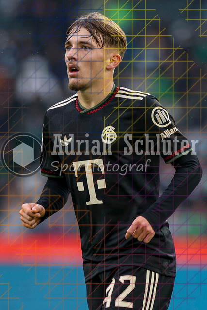Borussia Mönchengladbach vs FC Bayern München - Bundesliga  | Mönchengladbach, Deutschland, 25.10.25:   Lennart Karl (FC Bayern München) schaut waehrend des Spiels der Bundesliga zwischen Borussia Mönchengladbach vs FC Bayern München im Stadion im Borussia Park(Foto von Brauer-Fotoagentur / Adrian Schlueter)