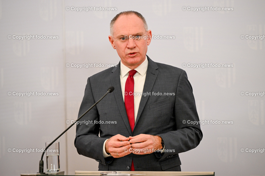 Pressekonferenz Land Ooe_ BM Karner_ LH  Stelzer_ 30.01.2024-37 | 30.01.2024, Linz, AUT, Pressekonferenz Land Ooe, BM Karner, LH Stelzer, Personaloffensive bei der Polizei – Rueckblick und Ausblick im Bild BM Gerhard Karner (VP, Inneres)