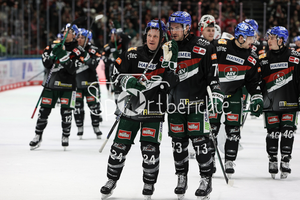 Augsburger Panther - EHC RB München | Grenzenloser Jubel der Panther nach dem Sieg gegen Muenchen / Thomas Jordan TREVELYAN (AEV #24) und Matthew PUEMPEL (AEV #73)