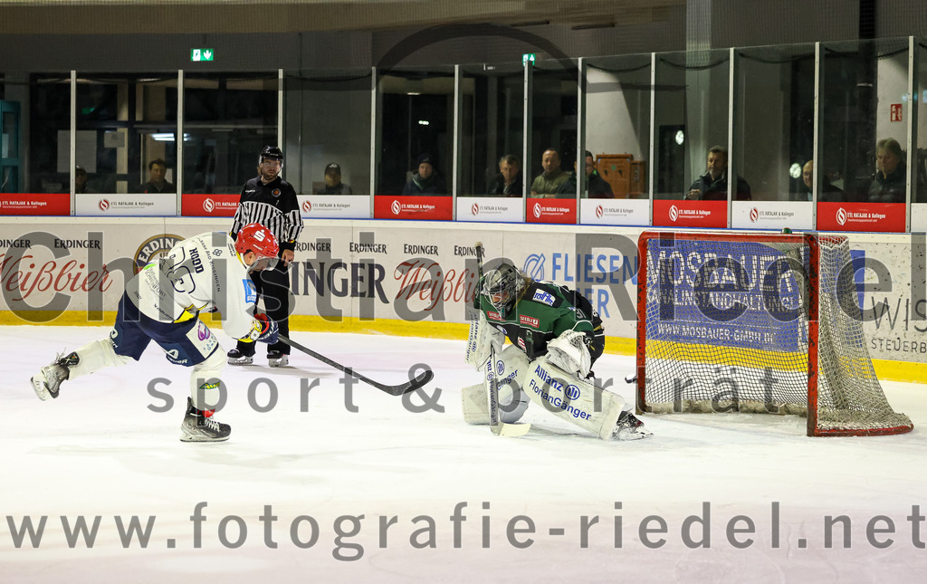 2023-01-06_093_TSV_Erding_gegen_ERV_Schweinfurt | Erding, Deutschland, 06.01.2023:
Eishockey, Bayernliga 2022 / 2023, 26. Spieltag, TSV Erding gegen ERV Schweinfurt, Endergebnis: 7:3

Dylan Hood (ERV Schweinfurt, #88), Torwart Christoph Schedlbauer (Erding Gladiators, #31)

Foto: Christian Riedel / fotografie-riedel.net