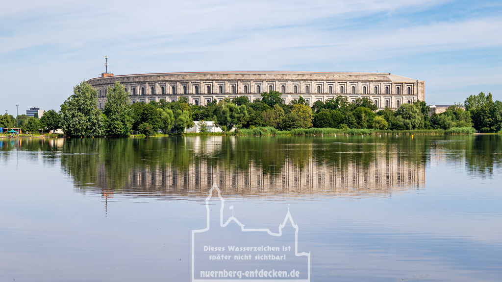 Reichsparteitagsgelände in Nürnberg | Die Kongresshalle auf dem Reichsparteitagsgelände in Nürnberg wird im Sommer derzeit optimiert. Das Erbe aus dem 2. Weltkrieg soll demnächst als Ausweichspielstätte für das Bayerische Staatstheater dienen, da das Opernhaus zur Renovierung geräumt werden muss. - Realisiert mit Pictrs.com