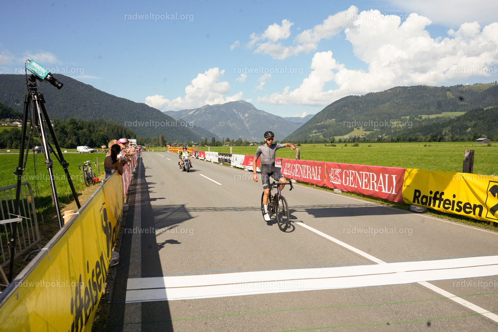930_20230817_Bewerb_Maenner_Muehlanger | AUT - OESTERREICH, 2023-08-16: SPORT RENNRAD-FAHREN - 55. INTERNATIONALER RADWELTPOKAL IN ST. JOHANN IN TIROL  - Vintage-Radrennen mit WM-Bronze-Medaillen-Siegerin Christina Schweinberger, den Teilnehmer und Alexander Baumann (vom Orginastions-Team) - TAG 2 BEWERB MAENNER IN SECHS GRUPPEN  ; Foto: Roland Muehlanger
