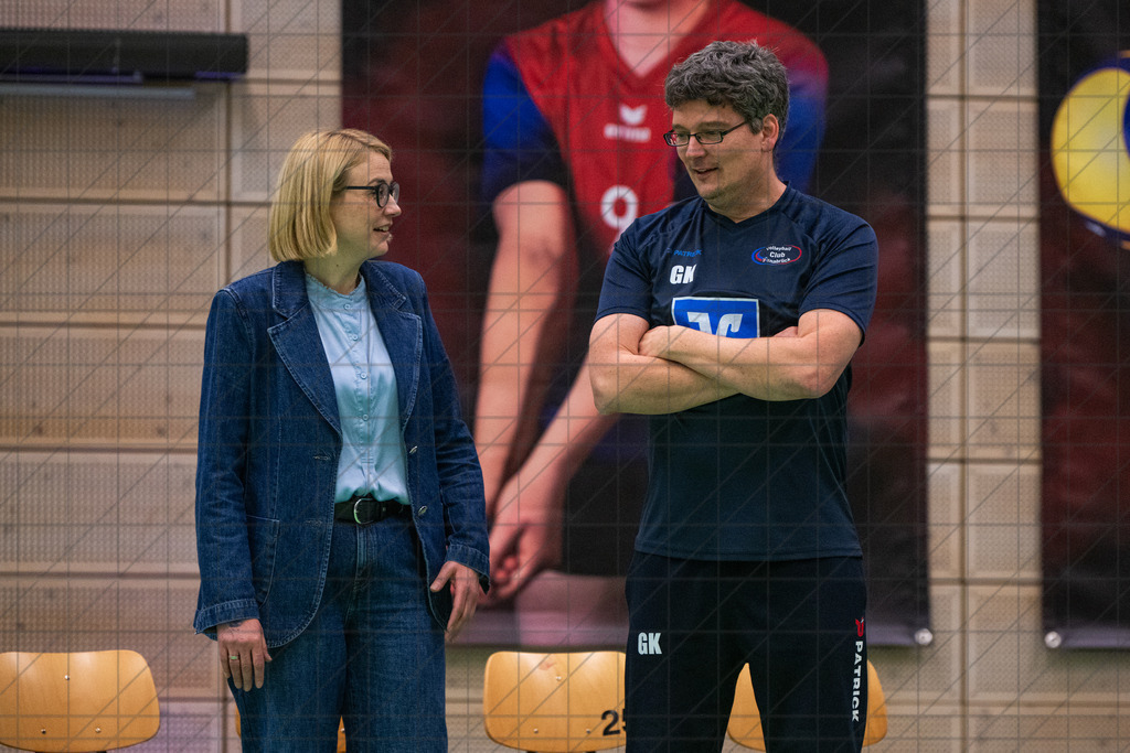 2. VBLF Nord 25/26 | Spiel 4087 | VC Osnabrück vs. BSV Ostbevern | Kurze Gespräche am Ende des Spiel zwischen Katharina Pötter und KRAUS Gunnar (VC Osnabrück e.V. #HC). //  07.02.26: 2. VBLF Nord 25/26 | Spiel 4087 | VC Osnabrück vs. BSV Ostbevern / Osnabrück / Deutschland  //   CREDIT:www.bullenfotos.de, Martin König, Hörner Weg 40, D-49078 Osnabrück, +4917663732967 // Nutzung und Weitergabe nur zu den vereinbarten Zwecken. Presseanfragen an Ersteller. Alle Rechte beim Ersteller. Honorierung nach MFM. - Realisiert mit Pictrs.com
