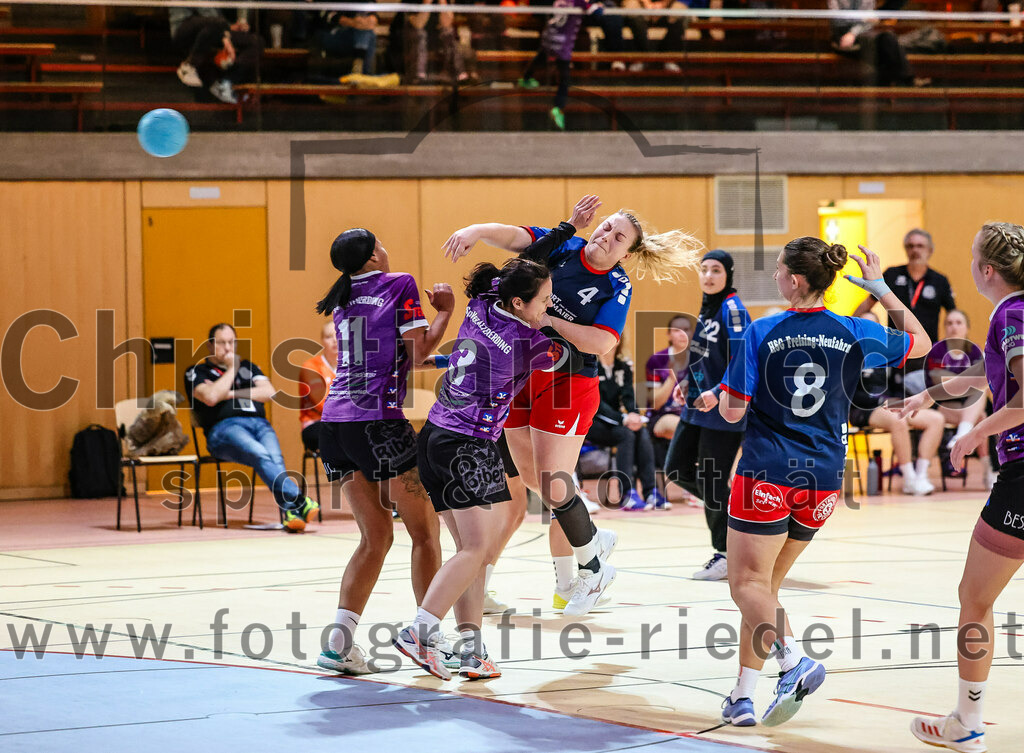 2023-12-09_077_SpVgg_Altenerding_gegen_HSG_Freising-Neufahrn | Erding, Deutschland, 09.12.2023:
Handball, Bezirksoberliga Frauen Altbayern 2023 / 2024, 9. Spieltag, SpVgg Altenerding gegen HSG Freising-Neufahrn, Endergebnis: 29:28

Nikayla Alston (SpVgg Altenerding, #11), Kati Gottschalk (SpVgg Altenerding, #3), Theresa Obermeier (HSG Freising-Neufahrn, #4), Carolin Vopel (HSG Freising-Neufahrn, #8)

Foto: Christian Riedel / fotografie-riedel.net