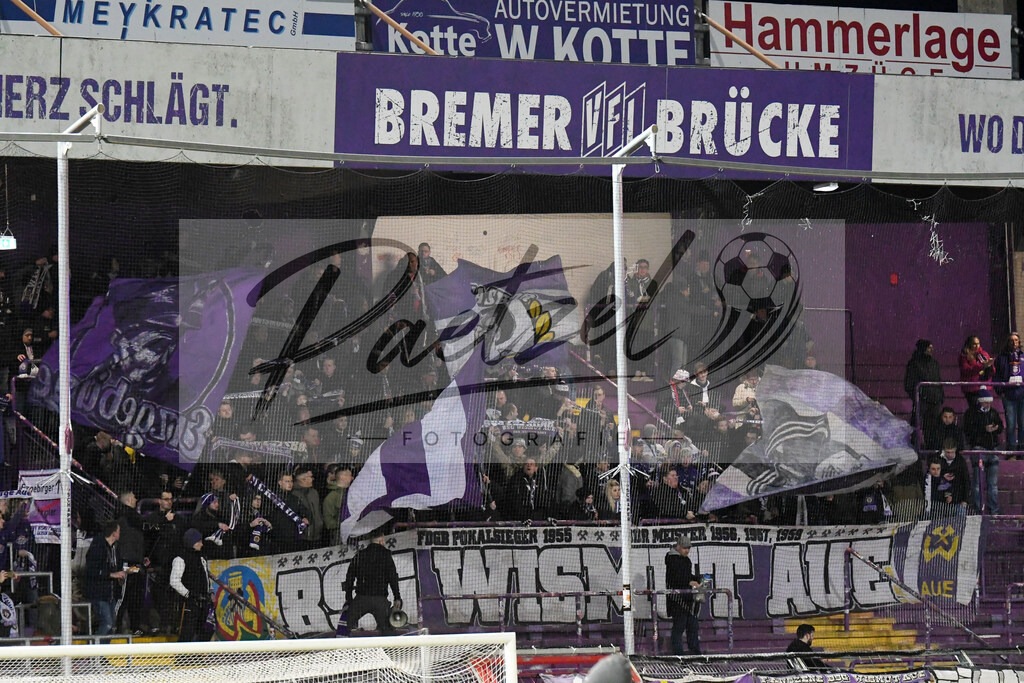 20200221_OSNAUE_0009 | Fussball, Herren: . Die Fans vom FC Erzgebirge Aue bei dem Spiel der 2. Bundesliga zwischen VfL Osnabrueck und FC Erzgebirge Aue im Stadion an der Bremer Bruecke am 21.02.2020 in Osnabrueck, Deutschland.DFB / DFL REGULATIONS PROHIBIT ANY USE OF PHOTOGRAPHS AS IMAGE SEQUENCES AND/OR QUASI-VIDEO. - Realisiert mit Pictrs.com
